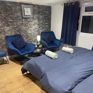 Loft Haven: Spacious Retreat With Private Toilet And Free Parking , Hanworth United Kingdom